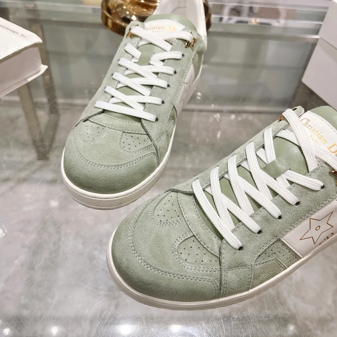 👟👟Ex-factory price 560👟👟Dior2024 new white shoes, Dior Dior Star women's sports shoes, very light summer white shoes. The upper is carefully made of imported suede, decorated with tonal suede panels, metal stars decorate the lace eyelets, and breathable mesh inside. The upper is punched and designed not to stuffy the feet. It is equipped with Christian Dior logo and thin soles. The thick sole is suitable for all seasons! Size: 35-41 (40 and 41 are customized and cannot be returned or exchanged)